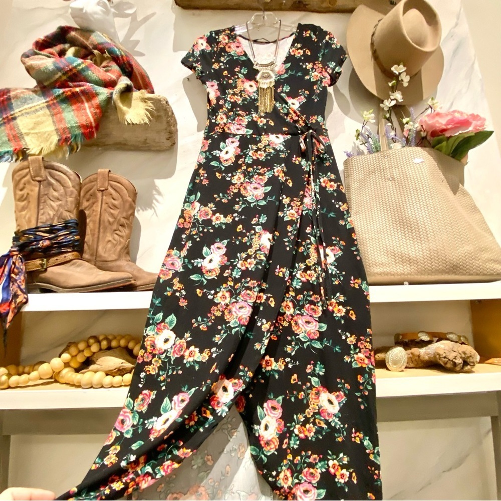 Beautiful boho maxi floral dress w resort vacay vibe - Picture 2 of 10